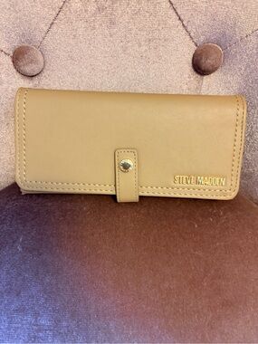 NWOT Steve Madden Ballen Bifold Wallet Clutch Tan Faux Leather Logo Gold Accent